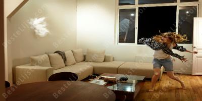 door een muur gegooid films