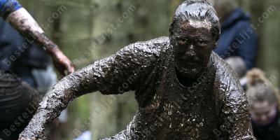 bedekt met modder films