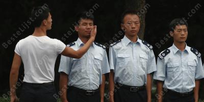 man slaat een man films