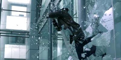 door een raam springen films