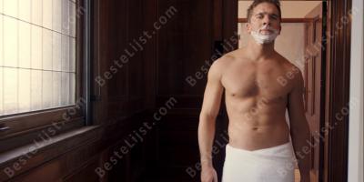 man gewikkeld in een handdoek films