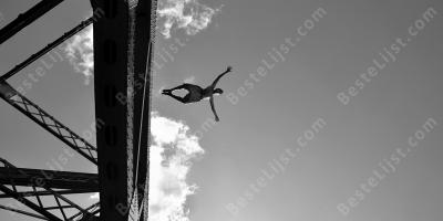 van een brug springen films