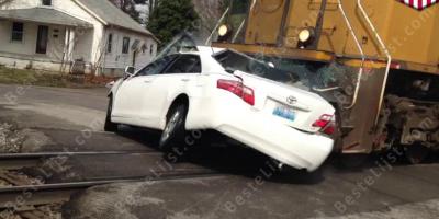 auto aangereden door een trein films