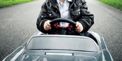 kind rijdende auto films