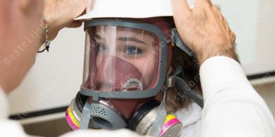 vrouw die een gasmasker draagt films