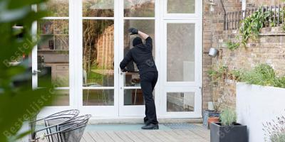 door een deur breken films